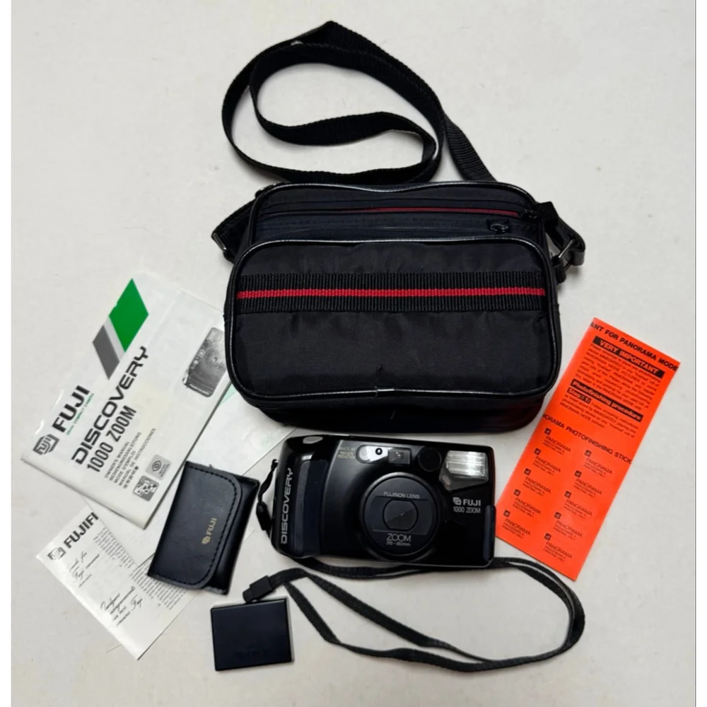 Fuji Discovery 1000 Zoom Film Camera Black 35mm with case